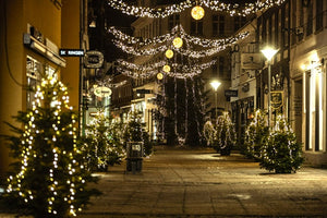 Hobro gågade pyntet med mange juletræer med lyskæder