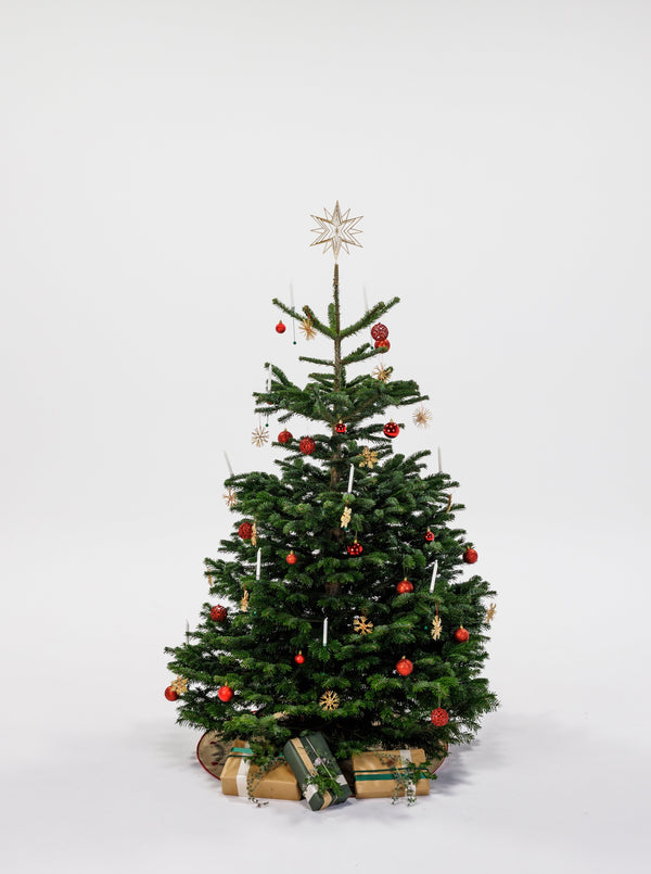 Pyntet juletræ i rød tema